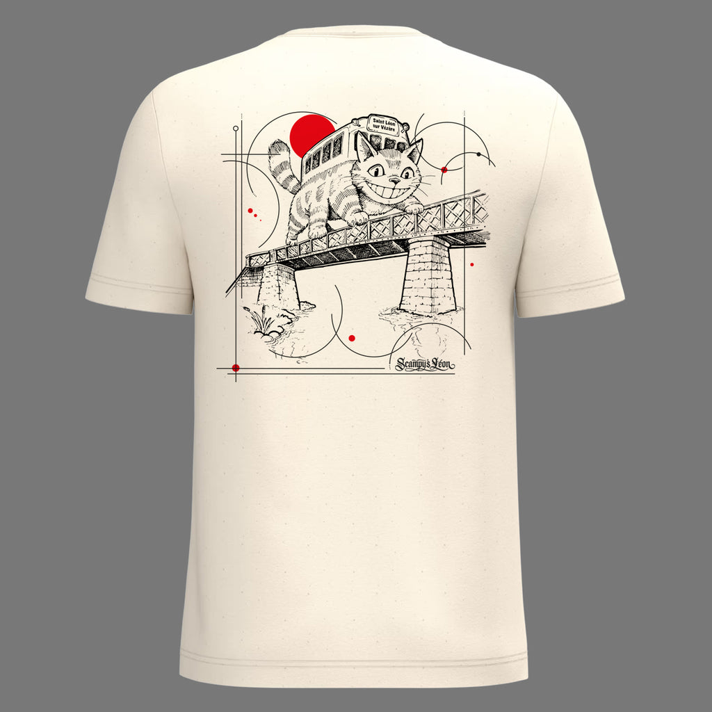 Dos du t-shirt beige naturel : chatbus traversant le pont de fer de Saint-Léon-sur-Vézère sous un soleil rouge, illustration Scampy's Léon